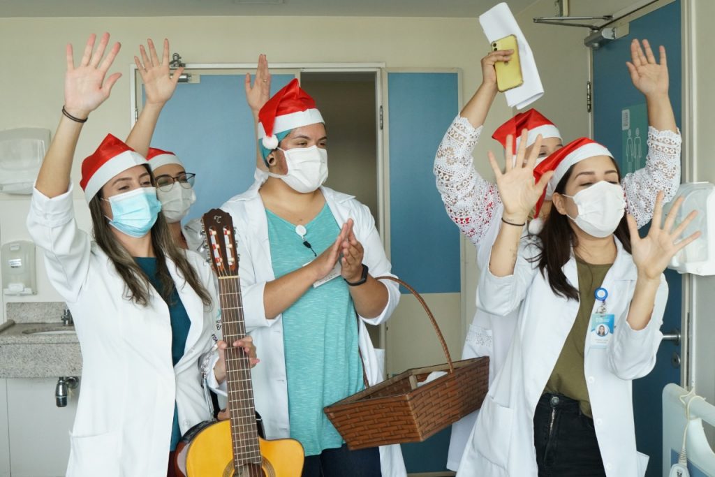 Equipe multiprofissional da oncologia preparou surpresa natalina para os pacientes