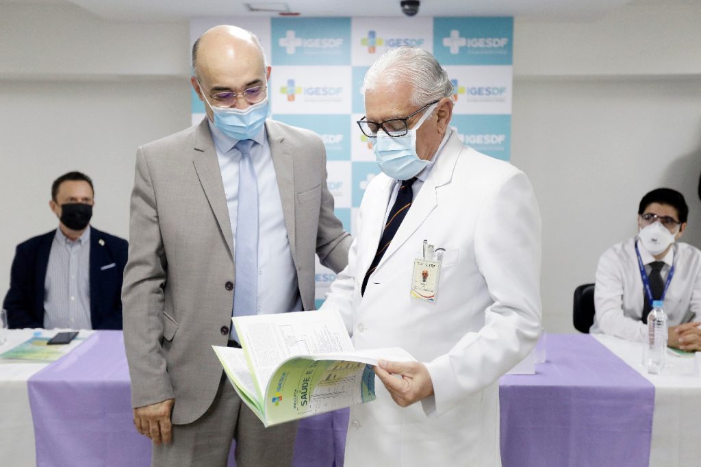 O cardiologista do HB Osório Luis de Almeida recebeu exemplar da revista Saúde e Inovação das mãos do presidente do Iges-DF, Paulo Ricardo Silva