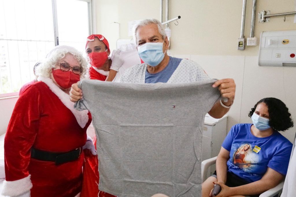 Pacientes internados no Hospital de Base receberam presentes de Natal doados por grupo voluntário