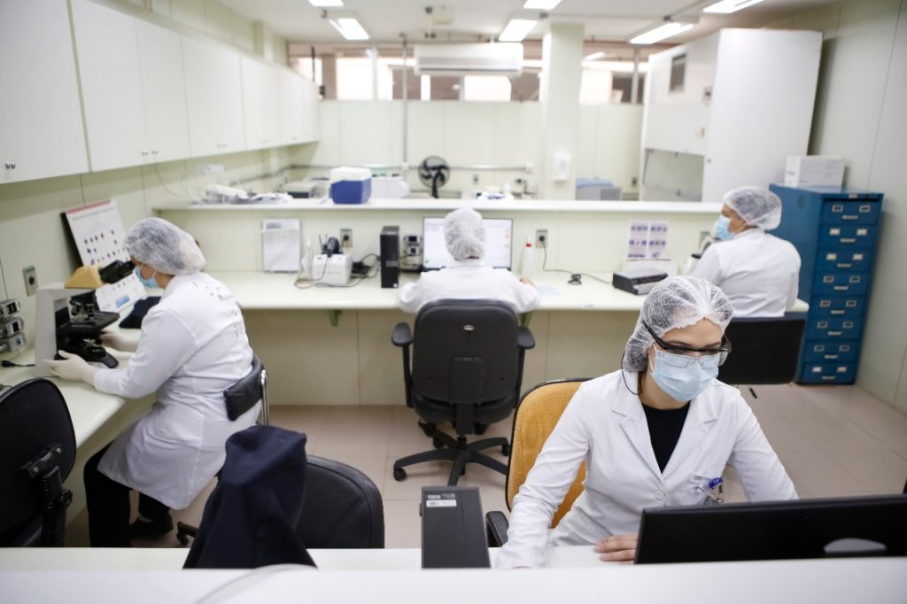 Farmacêuticos atuam ao lado de biólogos e bioquímicos nos laboratórios do HB