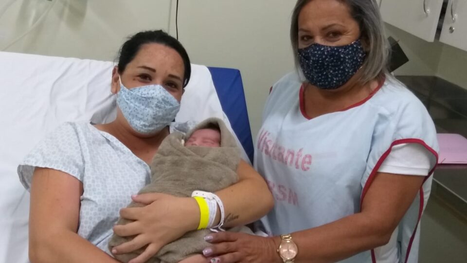 O bebê Ravi nasceu com idade gestacional de 34 semanas, pesando 2,4 kg e medindo 44 centímetros